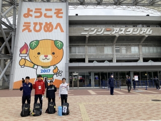 スタジアムの前で