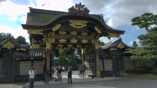 二条城唐門です。天気にも恵まれ、温かく過ごしやすい一日でした。 