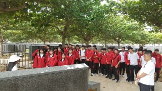 平和の礎(いしじ)前にて