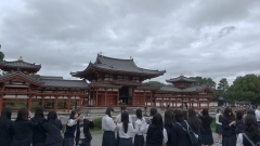平等院鳳凰堂を訪れました。少し曇り気味でしたが、記念写真を撮る様子が見られました。      