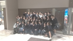 解散が名残惜しく、各クラス最後の集合写真を撮っていました。添乗員さん、看護師さん、保護者の皆様、ご尽力・ご協力に心より感謝申し上げます。生徒の皆さんもよく頑張りました。お疲れ様でした。